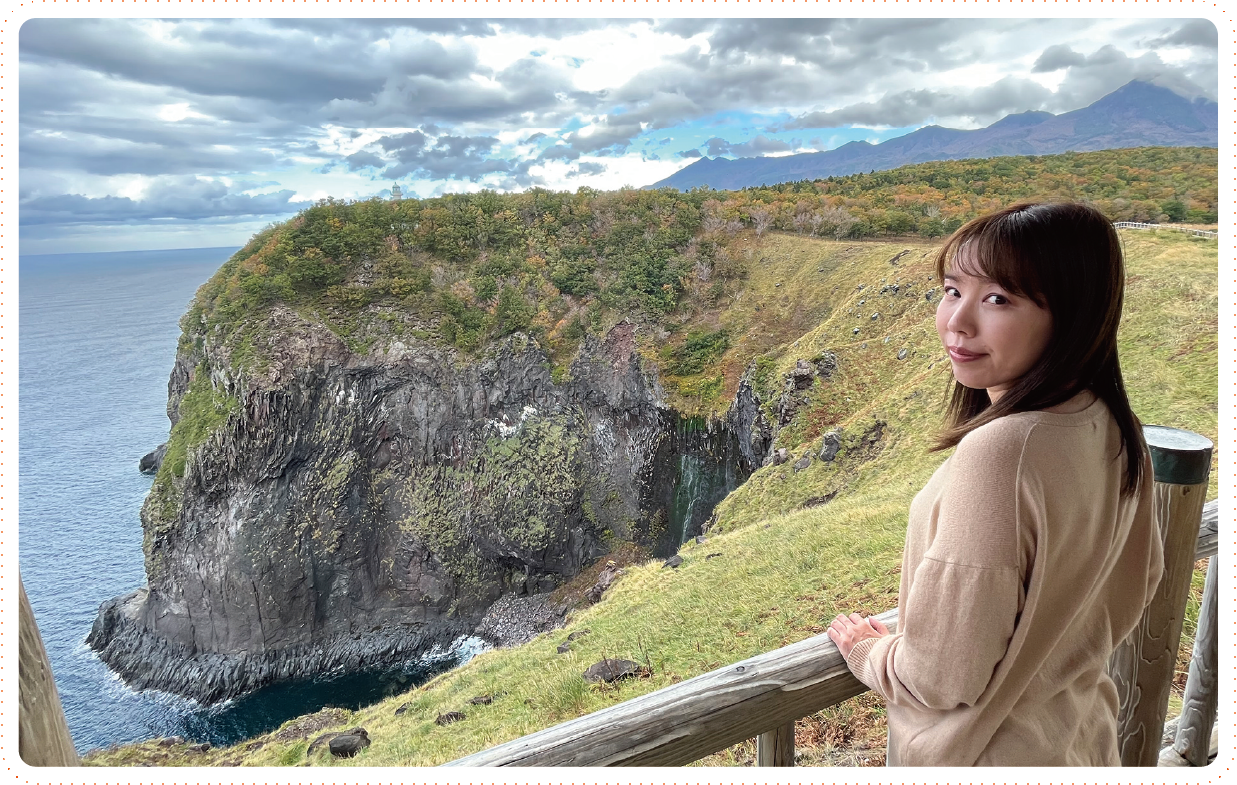 断崖絶壁の上から眺めるフレペの滝とオホーツク海